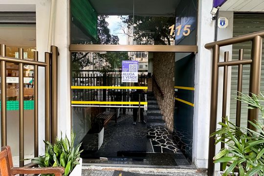 Plaquinha instalada de apartamento à venda com 2 quartos, 100m² em Laranjeiras, Rio de Janeiro