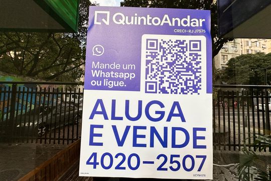 Plaquinha instalada de apartamento à venda com 2 quartos, 100m² em Laranjeiras, Rio de Janeiro