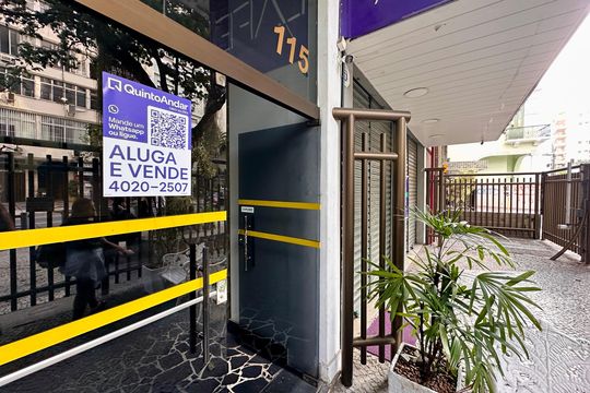 Plaquinha instalada de apartamento à venda com 2 quartos, 100m² em Laranjeiras, Rio de Janeiro