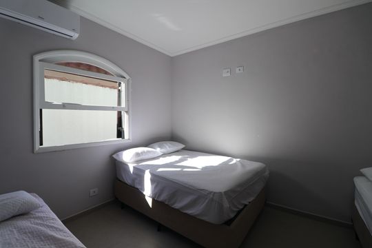 Suíte de casa para alugar com 6 quartos, 420m² em Jardim Centenario, Guarujá