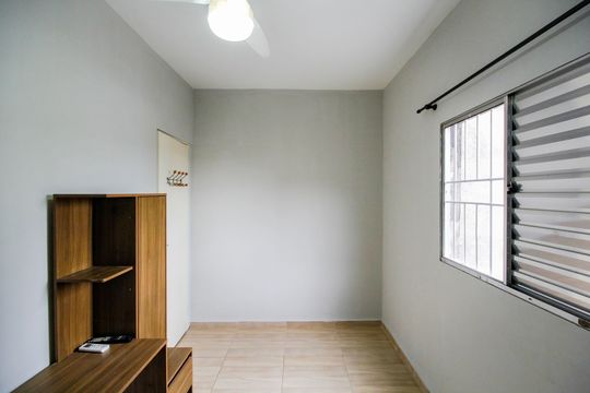 Quarto 1 de casa para alugar com 2 quartos, 75m² em Parque Maria Domitila, São Paulo