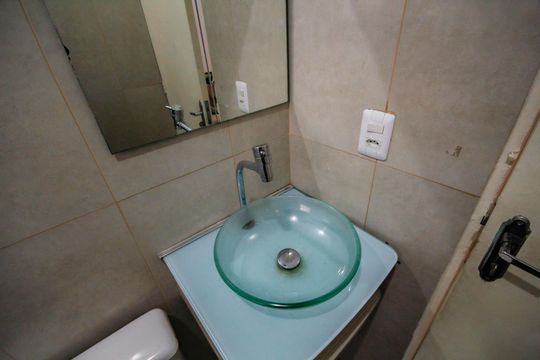 Banheiro de casa para alugar com 2 quartos, 75m² em Parque Maria Domitila, São Paulo