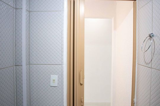 Banheiro de apartamento à venda com 2 quartos, 51m² em Batistini, São Bernardo do Campo