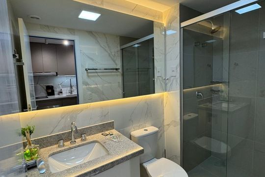 Banheiro de apartamento à venda com 1 quarto, 30m² em Auxiliadora, Porto Alegre