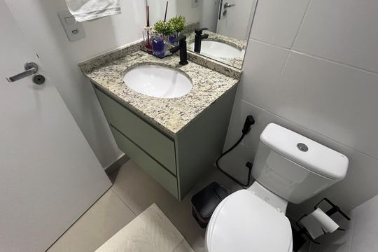 Banheiro de apartamento à venda com 2 quartos, 61m² em Fazenda Santa Cândida, Campinas
