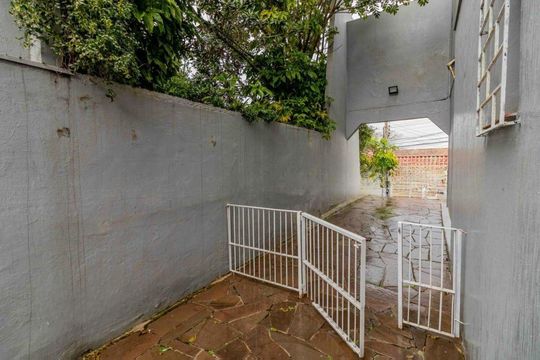 Quintal de casa à venda com 3 quartos, 308m² em Espírito Santo, Porto Alegre
