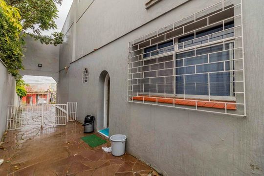 Quintal de casa à venda com 3 quartos, 308m² em Espírito Santo, Porto Alegre