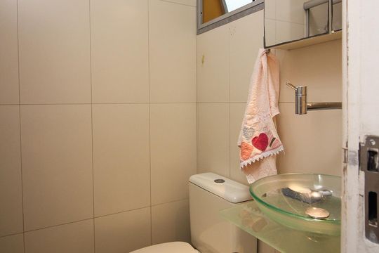 Banheiro Social de casa de condomínio à venda com 3 quartos, 142m² em Medianeira, Porto Alegre