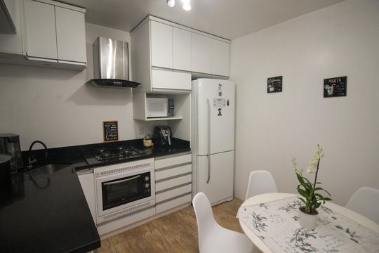 Cozinha de casa de condomínio à venda com 3 quartos, 142m² em Medianeira, Porto Alegre
