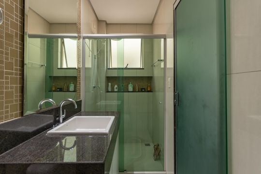 Banheiro Suíte 1 de apartamento à venda com 4 quartos, 200m² em Ouro Preto, Belo Horizonte