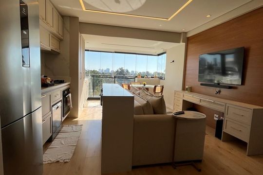 Sala/Cozinha de apartamento à venda com 2 quartos, 64m² em Tamboré, Barueri