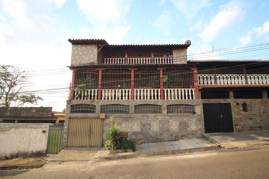 Fachada de casa à venda com 3 quartos, 300m² em Conjunto Agua Branca, Contagem