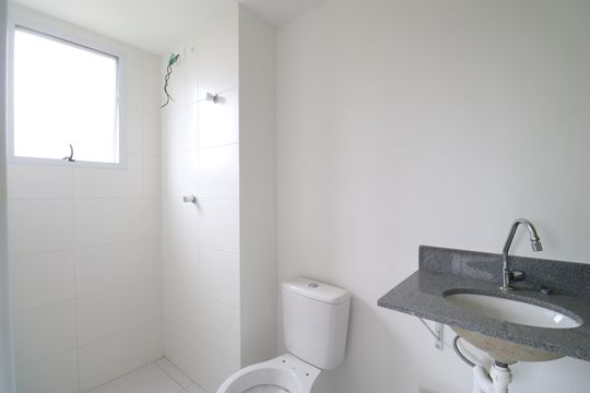Banheiro de apartamento para alugar com 1 quarto, 28m² em Parque Industrial Tomas Edson, São Paulo