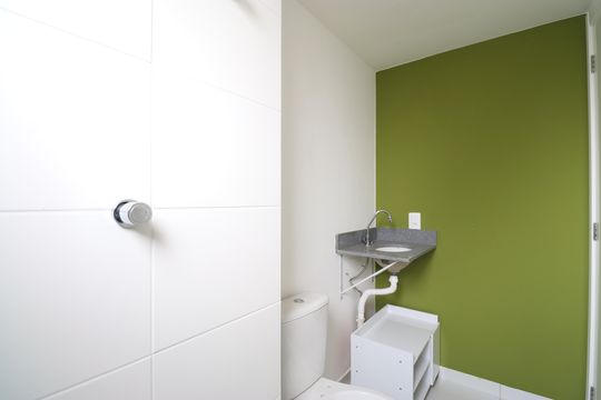 Banheiro de apartamento para alugar com 1 quarto, 28m² em Parque Industrial Tomas Edson, São Paulo