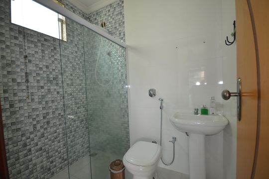 Banheiro da Suíte de casa de condomínio para alugar com 3 quartos, 225m² em Campo Grande, Rio de Janeiro