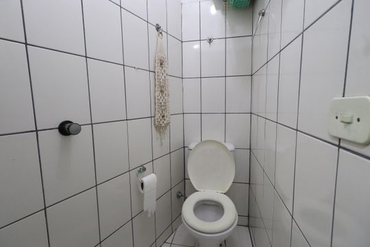 Banheiro de serviço de casa à venda com 6 quartos, 400m² em Vila Carrão, São Paulo