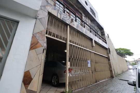 Fachada de casa à venda com 6 quartos, 400m² em Vila Carrão, São Paulo
