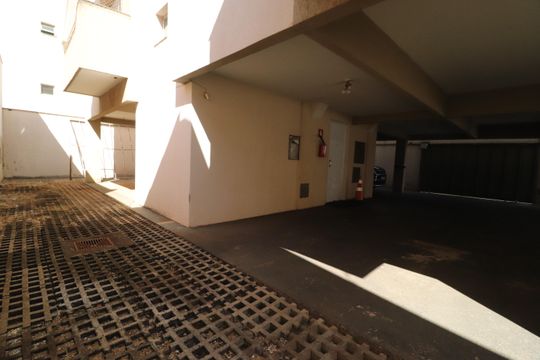 Garagem de apartamento para alugar com 3 quartos, 134m² em Santa Mônica, Uberlândia