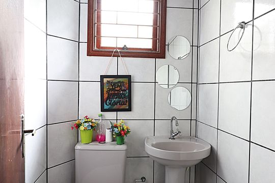Banheiro Social de casa à venda com 2 quartos, 110m² em Rubem Berta, Porto Alegre