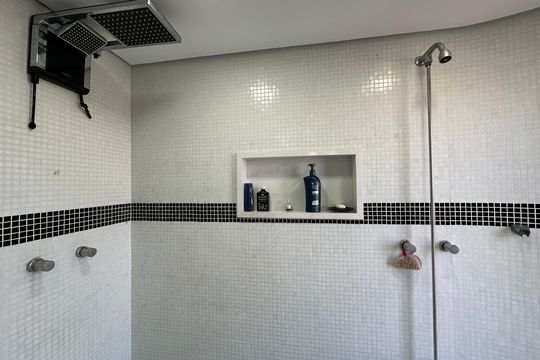 Banheiro da Suíte de apartamento à venda com 3 quartos, 240m² em Alphaville Industrial, Barueri