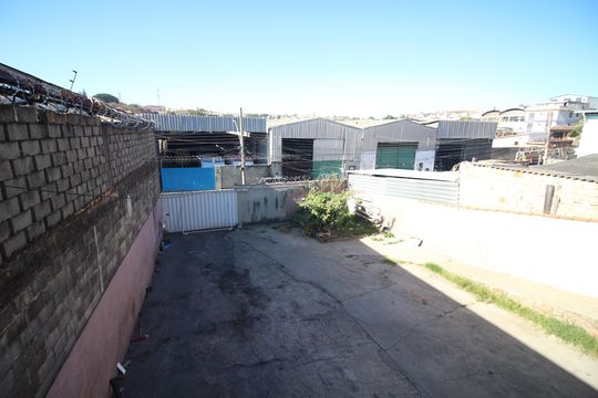 Quintal de casa à venda com 4 quartos, 530m² em Inconfidentes, Contagem