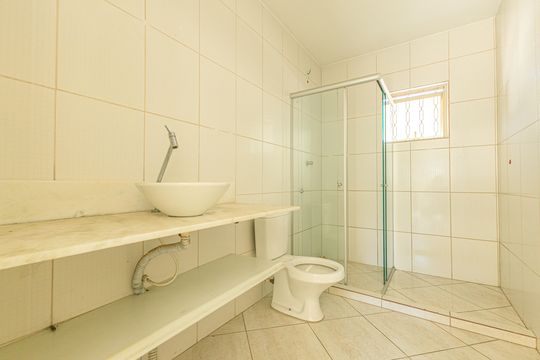 Banheiro Social de casa à venda com 4 quartos, 200m² em Petrópolis, Porto Alegre
