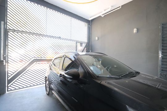Garagem de casa à venda com 3 quartos, 130m² em Vila Tolstoi, São Paulo