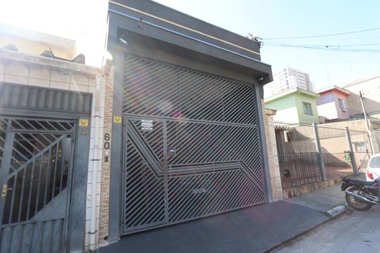 Fachada de casa à venda com 3 quartos, 130m² em Vila Tolstoi, São Paulo