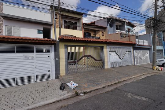 Fachada de casa à venda com 3 quartos, 240m² em Vila Curuçá, Santo André