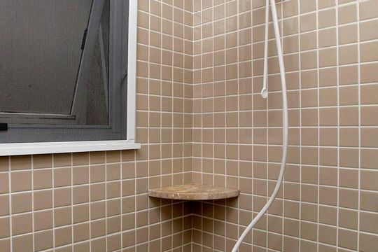 Banheiro Suíte 1 de apartamento à venda com 2 quartos, 55m² em Floresta, Porto Alegre