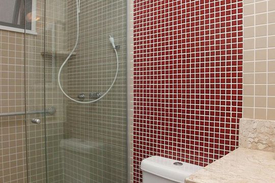 Banheiro Suíte 1 de apartamento à venda com 2 quartos, 55m² em Floresta, Porto Alegre
