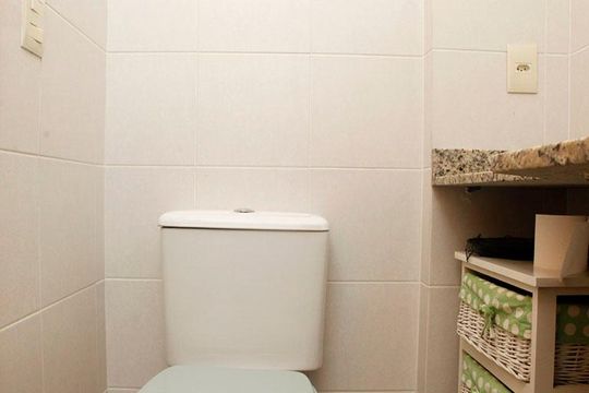 Banheiro Social de apartamento à venda com 2 quartos, 58m² em Bom Fim, Porto Alegre