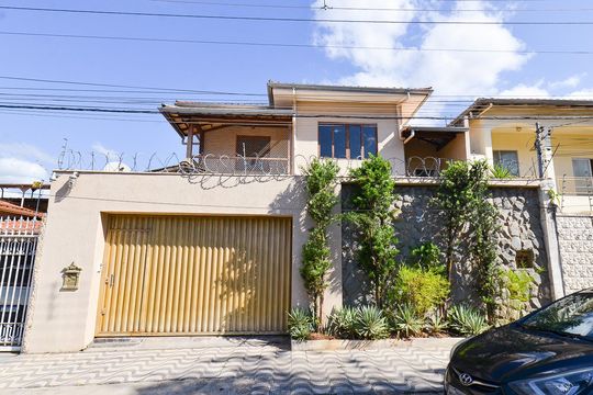 Fachada de casa à venda com 6 quartos, 400m² em Santa Tereza, Belo Horizonte