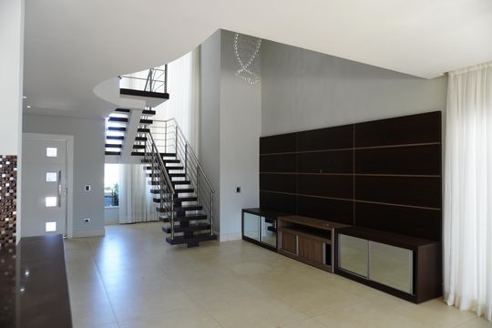 Sala de casa de condomínio para alugar com 4 quartos, 330m² em Riviera Tamborlim, Americana