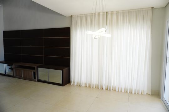 Sala de casa de condomínio para alugar com 4 quartos, 330m² em Riviera Tamborlim, Americana