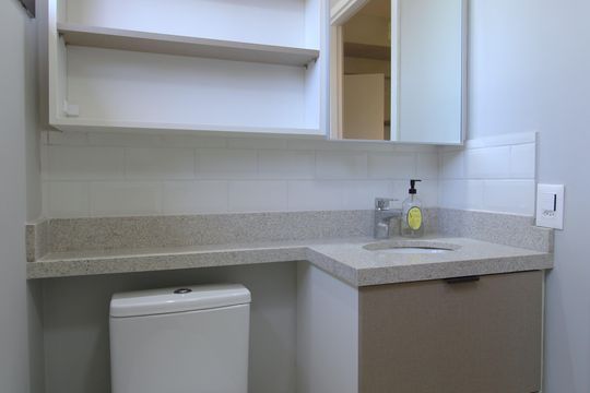 Banheiro de kitnet/studio à venda com 1 quarto, 21m² em Indianópolis, São Paulo