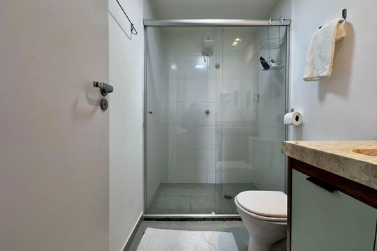 Banheiro de kitnet/studio para alugar com 0 quarto, 26m² em Jardim das Acacias, São Paulo