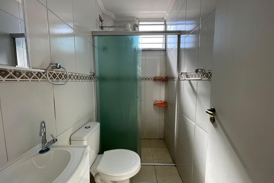 Banheiro de apartamento para alugar com 2 quartos, 52m² em Vila Butantã, São Paulo