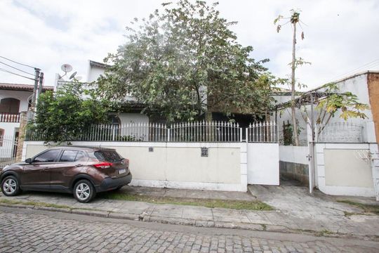 Fachada de casa de condomínio à venda com 3 quartos, 380m² em Taquara, Rio de Janeiro
