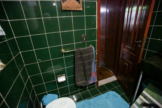 Banheiro da Suíte 1 de casa de condomínio à venda com 3 quartos, 380m² em Taquara, Rio de Janeiro