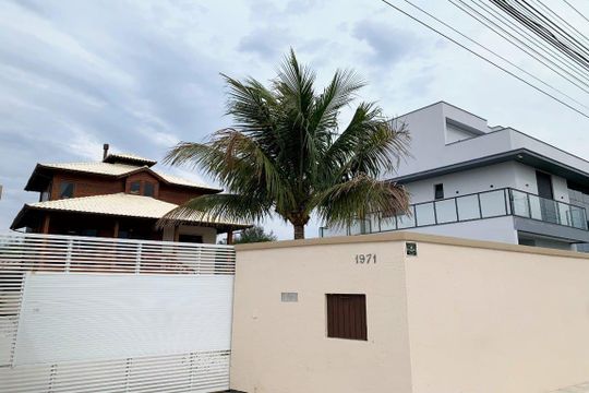 Fachada de casa para alugar com 3 quartos, 260m² em Canasvieiras, Florianópolis