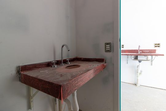 Banheiro de kitnet/studio à venda com 1 quarto, 27m² em Pinheiros, São Paulo