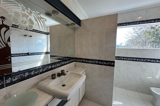 Banheiro da Suíte 1 de casa de condomínio para alugar com 4 quartos, 400m² em Morada dos Pássaros, Barueri