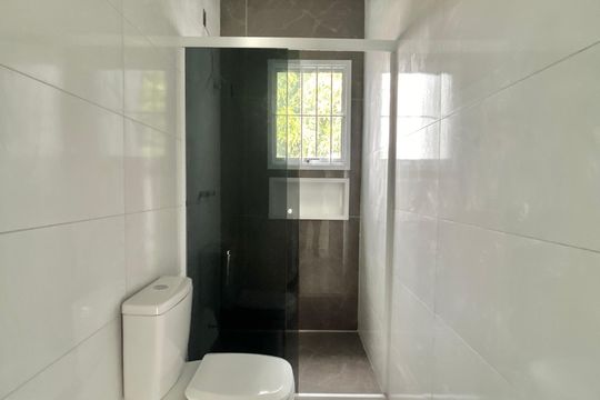 Banheiro de casa à venda com 2 quartos, 67m² em São Jorge, Novo Hamburgo