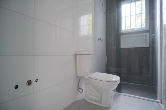 Banheiro de casa à venda com 2 quartos, 67m² em São Jorge, Novo Hamburgo