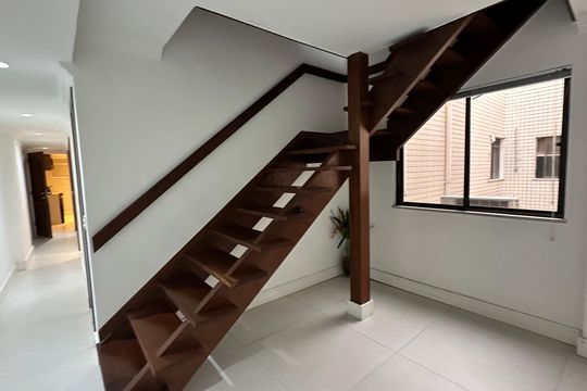 Escada de apartamento para alugar com 4 quartos, 300m² em Recreio dos Bandeirantes, Rio de Janeiro