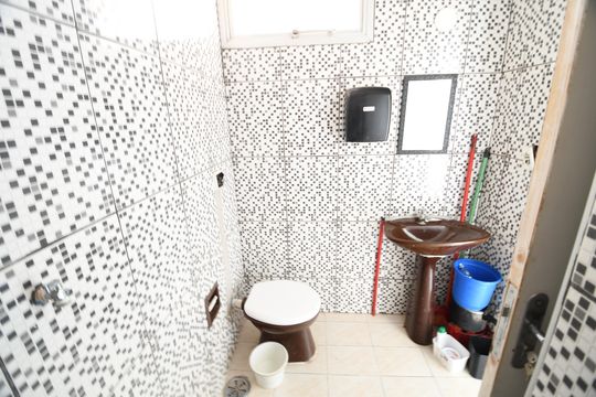 Banheiro de kitnet/studio para alugar com 1 quarto, 39m² em Centro, Campinas
