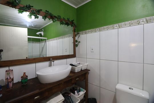 Banheiro 2 de casa para alugar com 4 quartos, 130m² em Harmonia, Canoas