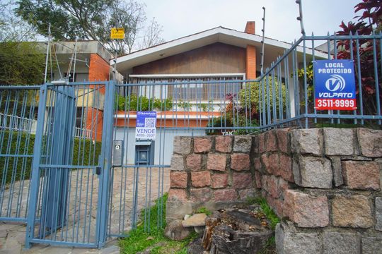 Fachada de casa à venda com 4 quartos, 300m² em Três Figueiras, Porto Alegre