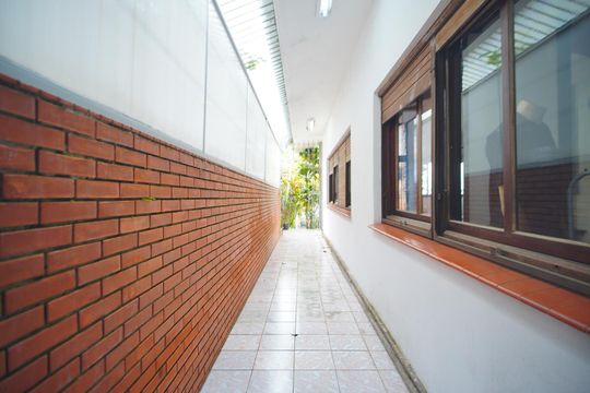 Corredor de casa à venda com 4 quartos, 300m² em Três Figueiras, Porto Alegre